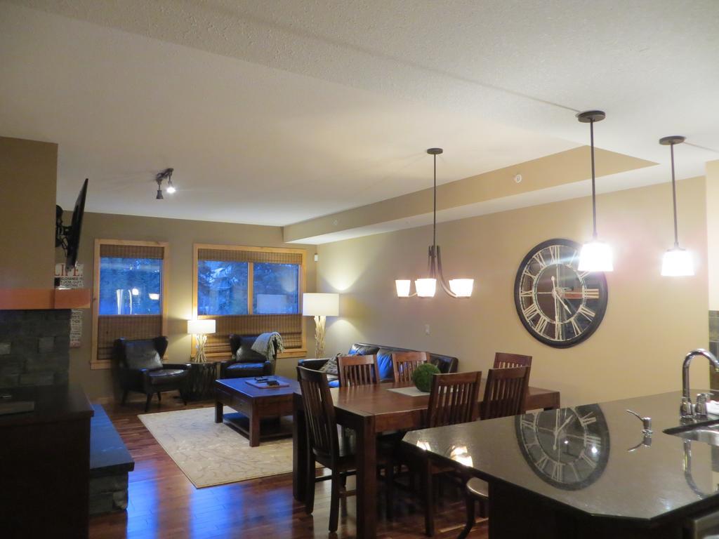 Luxury Canmore Vacations Room photo