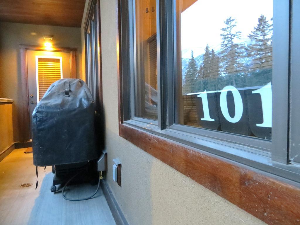 Luxury Canmore Vacations Room photo